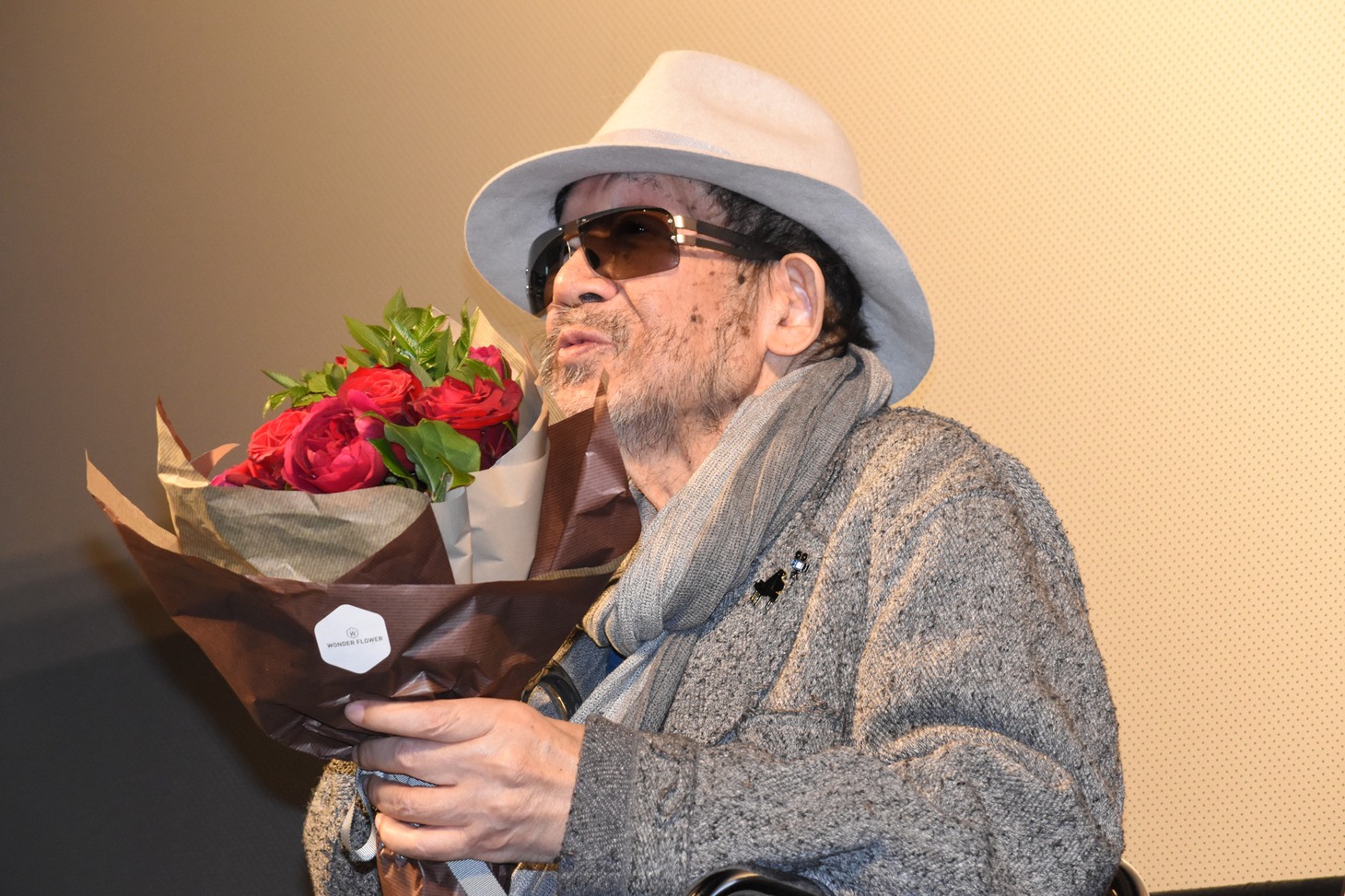 松原愛が贈呈した花束を持つ大林宣彦。