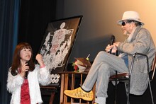 「HOUSE ハウス」でガリ役を演じた松原愛と対面する大林宣彦。