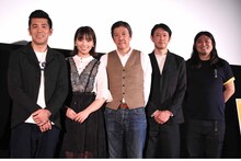 「洗骨」舞台挨拶に登壇したガレッジセール・ゴリ、水崎綾女、奥田瑛二、筒井道隆、ハイキングウォーキング鈴木Q太郎。