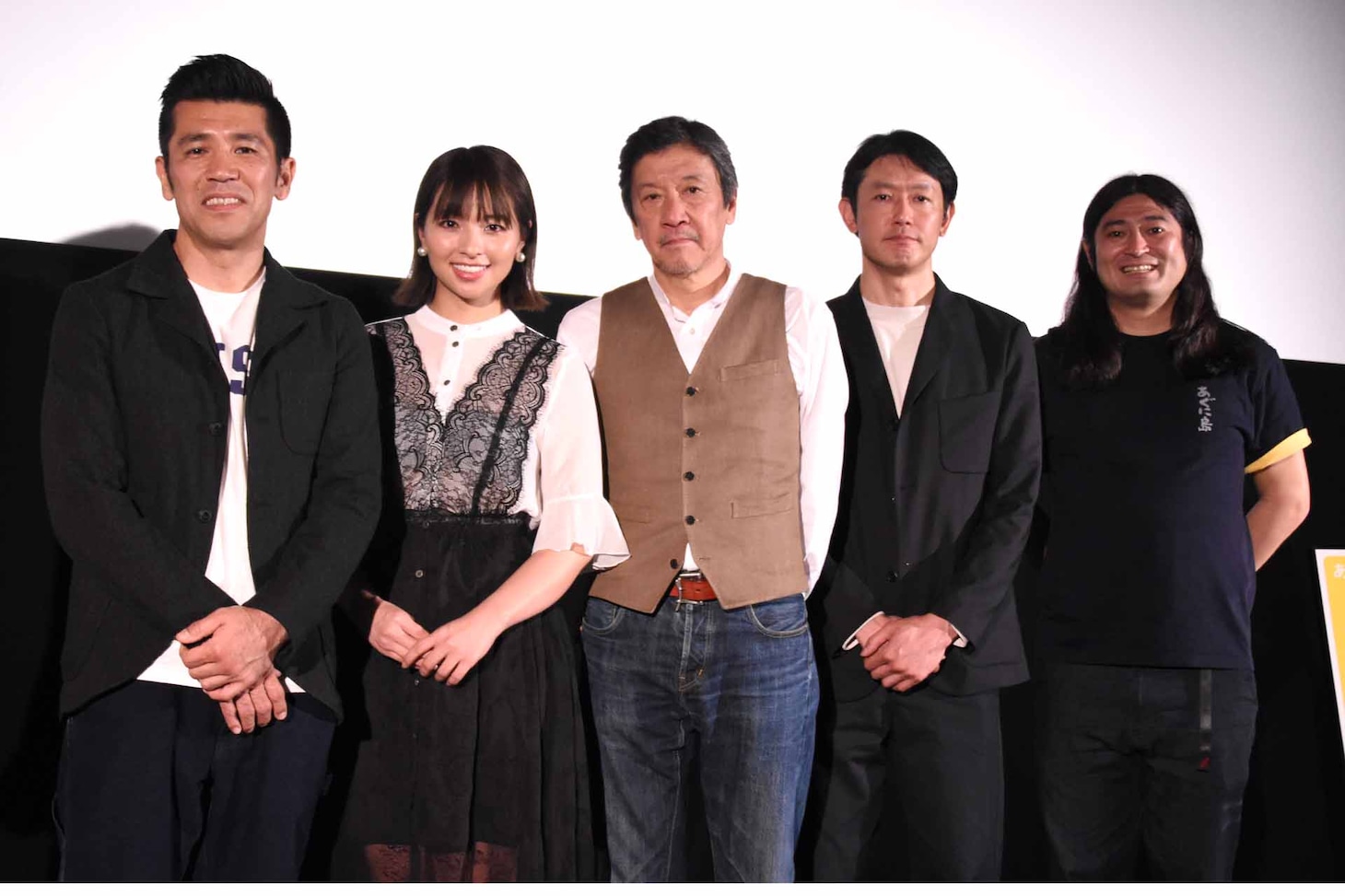 第10回沖縄国際映画祭「島ぜんぶでおーきな祭」での「洗骨」舞台挨拶の様子。左から照屋年之、水崎綾女、奥田瑛二、筒井道隆、鈴木Q太郎（ハイキングウォーキング）。