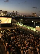 MARINE & WALK YOKOHAMAで過去に行われた上映の様子。