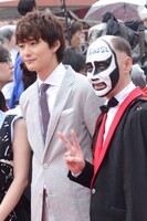 「家族のはなし」より岡田将生（左）と鉄拳（右）。