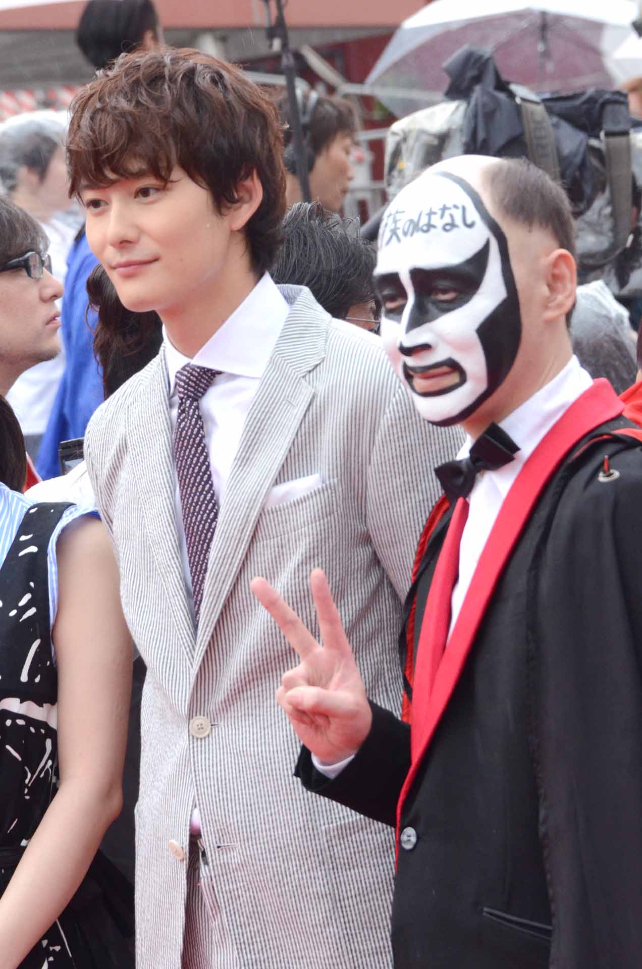 「家族のはなし」より岡田将生（左）と鉄拳（右）。