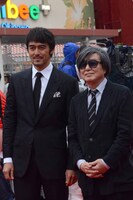 「のみとり侍」より阿部寛（左）と鶴橋康夫（右）。