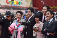 レッドカーペットでの「ニワトリ★スター」関係者たち。