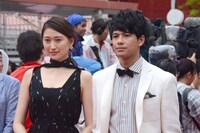 「クジラの島の忘れもの」より大野いと（左）と森崎ウィン（右）。