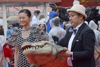 「家に帰ると妻が必ず死んだふりをしています。」より榮倉奈々（左）と李闘士男（右）。