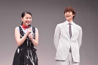 左から成海璃子、岡田将生。