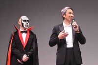 左から鉄拳、時任三郎。