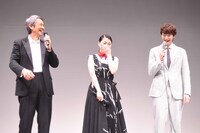 左から時任三郎、成海璃子、岡田将生。