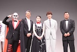 第10回沖縄国際映画祭「島ぜんぶでおーきな祭」での「家族のはなし」舞台挨拶の様子。左から鉄拳、時任三郎、成海璃子、岡田将生、山本剛義。