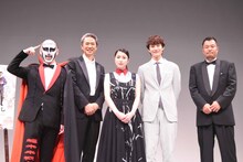 第10回沖縄国際映画祭「島ぜんぶでおーきな祭」での「家族のはなし」舞台挨拶の様子。左から鉄拳、時任三郎、成海璃子、岡田将生、山本剛義。