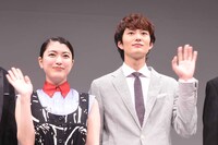 左から成海璃子、岡田将生。