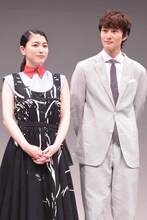 左から成海璃子、岡田将生。