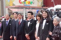 「洗骨」の関係者たち。