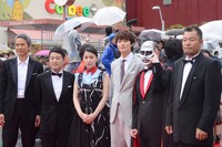 レッドカーペットでの「家族のはなし」の関係者たち。