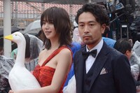 「ルームロンダリング」より池田エライザ（左）と片桐健滋（右）。
