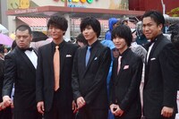 レッドカーペットでの「劇場版ドルメンX」の関係者たち。