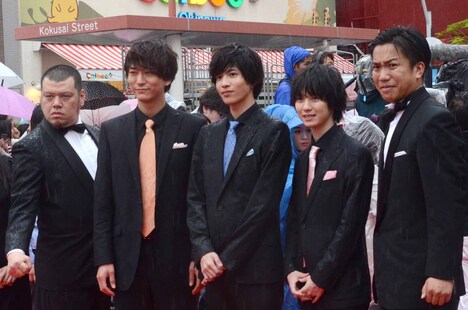 レッドカーペットでの「劇場版ドルメンX」の関係者たち。