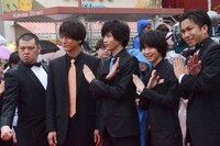 「劇場版ドルメンX」の関係者たち。