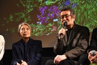 左から樹木希林、山崎努。