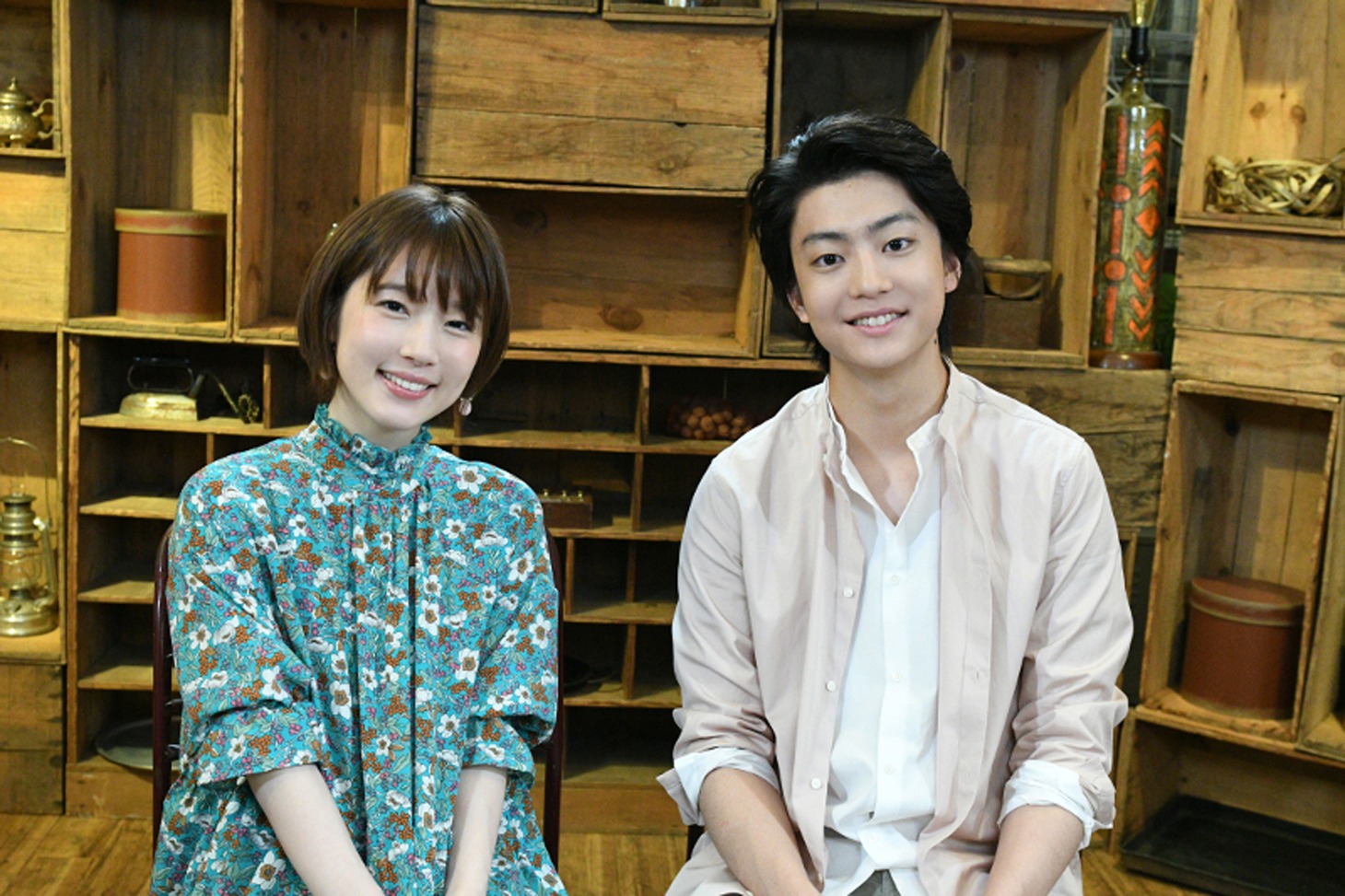 左から内田真礼、健太郎。(c)TBS