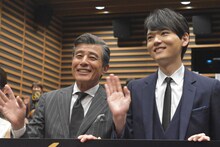 左から手を振る舘ひろし、古川雄輝。