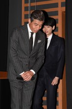 お辞儀する舘ひろし（手前）、登壇する古川雄輝（奥）。