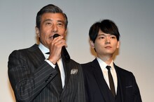 左から舘ひろし、古川雄輝。