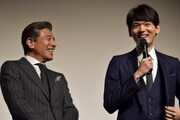 左から舘ひろし、古川雄輝。