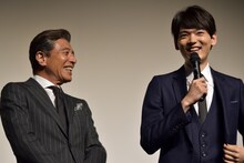 左から舘ひろし、古川雄輝。