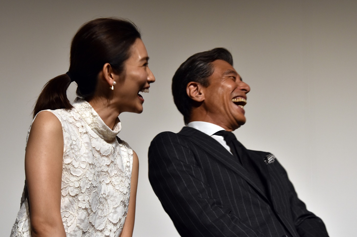 左から星野真里、舘ひろし。