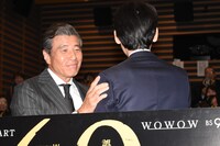 サービス精神から古川雄輝（右）を観客席のほうに向かせる舘ひろし（左）。