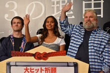 左からディラン・ミネット、アリーシャ・ボー、ブライアン・ヨーキー。