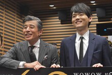 左からカメラマンに話しかける舘ひろしと笑顔の古川雄輝。