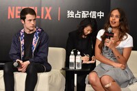 左からディラン・ミネット、アリーシャ・ボー。