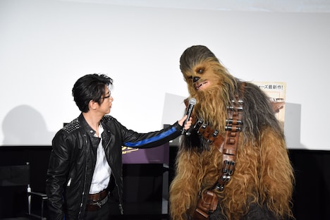チューバッカ（右）にマイクを向ける及川光博（左）。