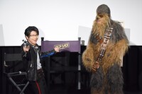 ブラスターを構える及川光博（左）を見つめるチューバッカ（右）。