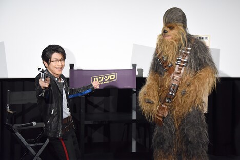 ブラスターを構える及川光博（左）を見つめるチューバッカ（右）。
