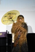 及川光博からもらった和傘を差すチューバッカ。