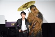 「ハン・ソロ／スター・ウォーズ・ストーリー」イベントの様子。左から及川光博、チューバッカ。