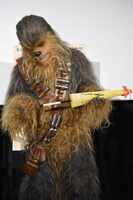 及川光博からもらった和傘を見つめるチューバッカ。