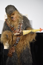 及川光博からもらった和傘を見つめるチューバッカ。