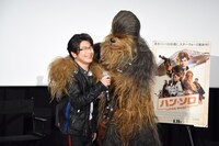 及川光博（左）の肩を抱くチューバッカ（右）。