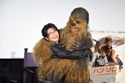 ハグをするチューバッカ（右）と及川光博（左）。