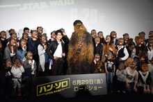 チューバッカのマスクを着けたファンとともに、記念撮影を行う及川光博（中央左）とチューバッカ（中央右）。