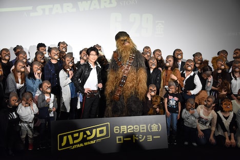チューバッカのマスクを着けたファンとともに、記念撮影を行う及川光博（中央左）とチューバッカ（中央右）。