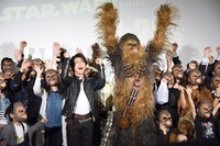 カメラに手を振る及川光博（中央左）とチューバッカ（中央右）。