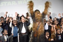 カメラに手を振る及川光博（中央左）とチューバッカ（中央右）。