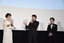 現場を早く出すぎて舞台の観客と同じ電車に乗り合わせたエピソードを披露する中村蒼（中央）。